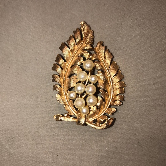 ❤️Vintage leaf and pearl GOLD plated ❤️brooch. - Picture 1 of 4
